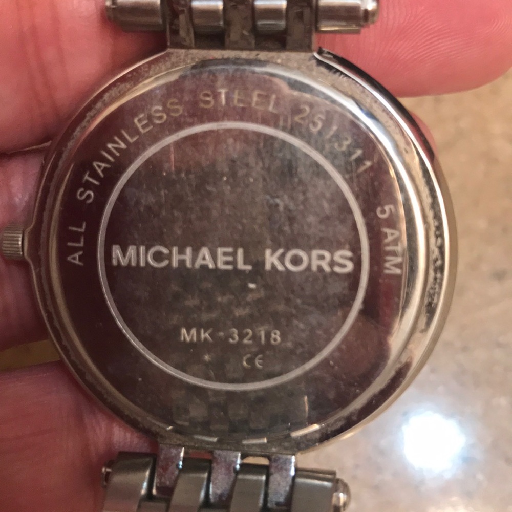 Woman’s authentic Michael Kors watch - Picture 4 of 5